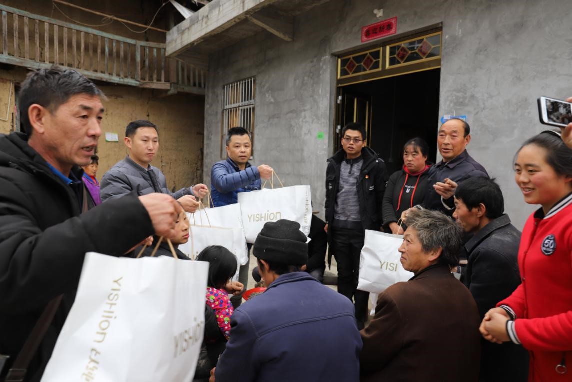 向贫困户发放冬季慰问品